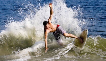 华体会网站_英超2024-2025赛季场均过人榜，凯文领衔突破艺术，多库、埃斯特旺与库杜斯展现进攻锋芒