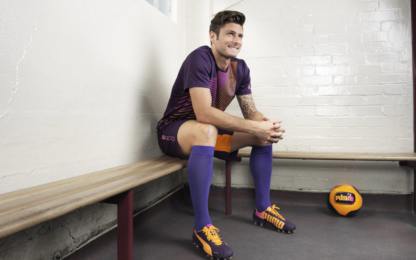 维尼修斯爆发不满情绪！向阿隆索倾诉，队友贪球成瘾 球迷倒戈送嘘声