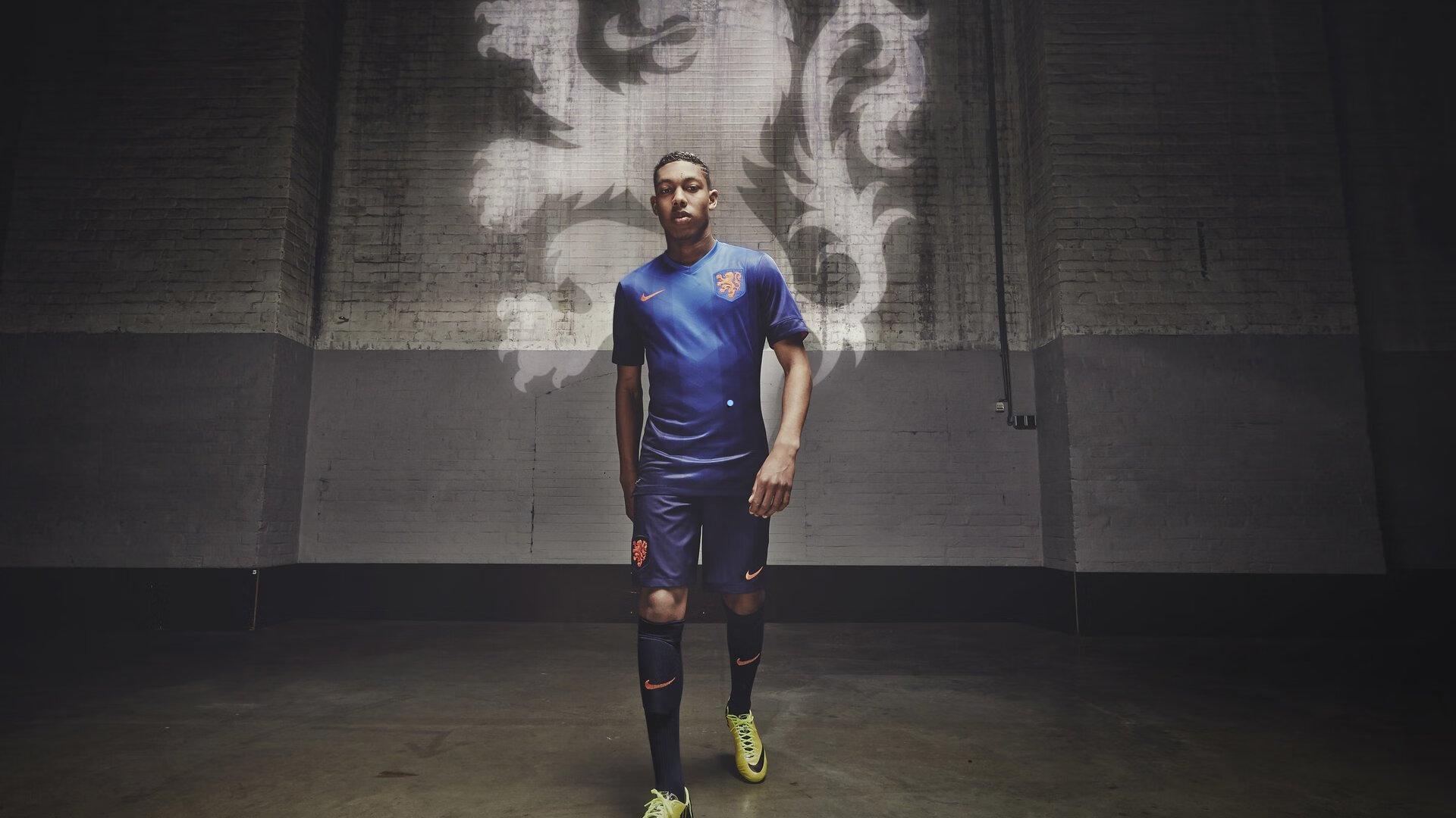 穆勒与埃贝尔看台欢笑庆祝卡尔进球，身份升级引新时代猜想